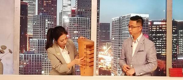 李鷹做客央視演播室點評空間榜樣節目